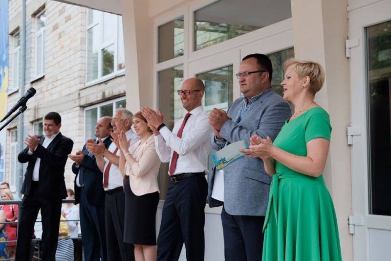 Яценюк і міністр освіти Гриневич відкрили навчальний комплекс у Чернівцях (ФОТО)