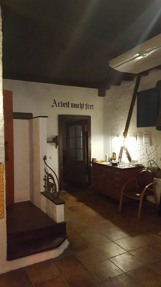 Майже за Бойченком: інтер'єр чернівецького кафе прикрасили нацистським концтабірним гаслом 
