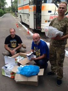 Буковинські волонтери вкотре відвезли на передову необхідні ліки, одяг та їжу (ФОТО)
