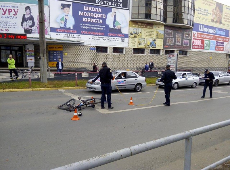 У Чернівцях водій збив велосипедиста на пішохідному переході та втік (Фото)