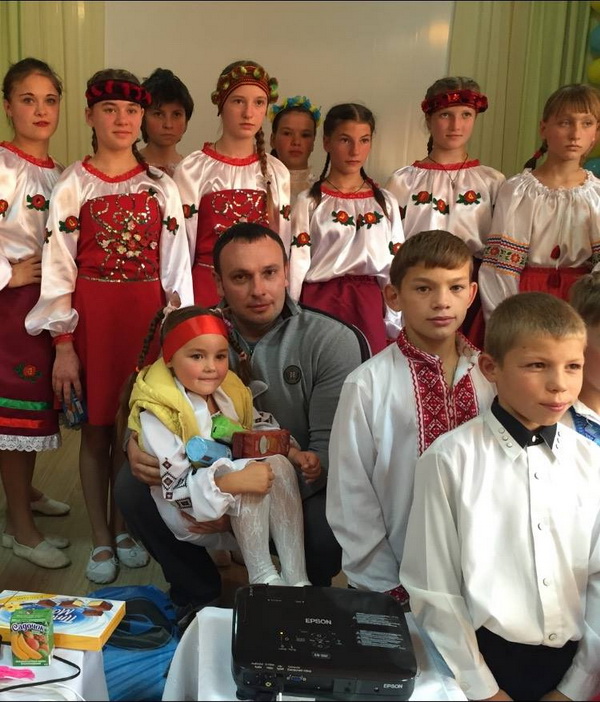 Чернівецькі автомайданівці завітали із подарунками в гості до дітей, котрі перебувають в Хотинських інтернатах