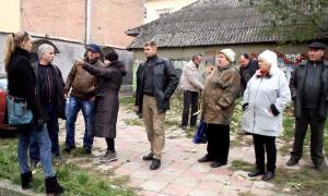 Мешканці вулиці Шептицького просять Каспрука захистити їх від шахраюватих депутатів