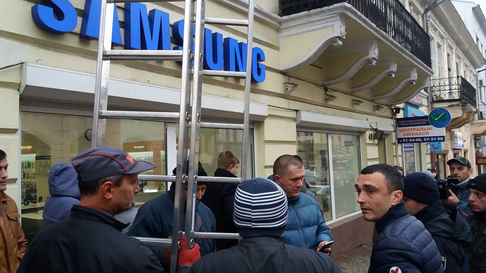 «Усі рівні перед законом!» У Чернівцях демонтували вивіску з магазину, який належить депутату міської ради (ФОТО)