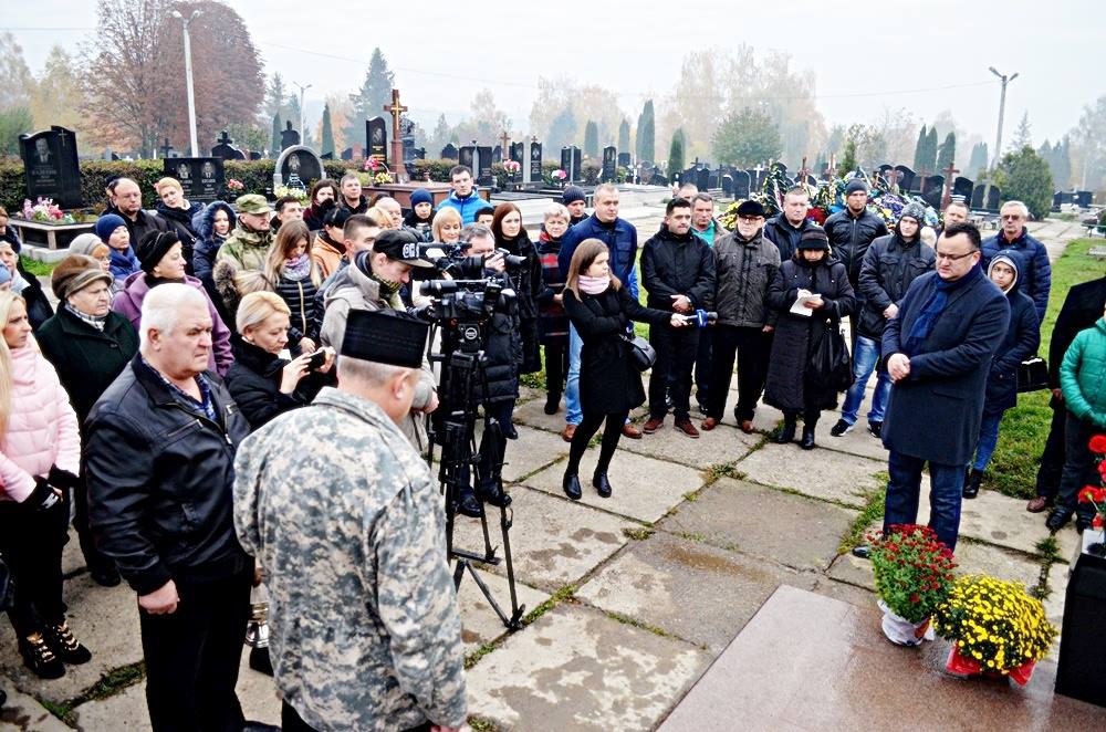 У Чернівцях освятили перший могильний пам’ятник воїну АТО  Леоніду Петихачному, який спорудила місцева влада. На черзі ще 12 могил