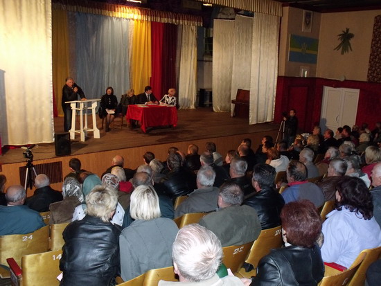 У Новодністровську збори громади висловилися за розпуск міської ради