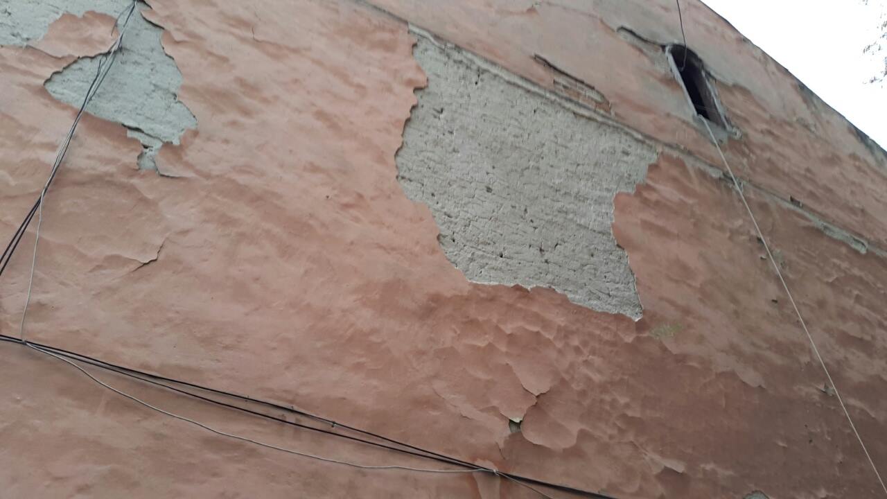 В центрі Чернівців обвалилася штукатурка з фасаду будинку (ФОТО)
