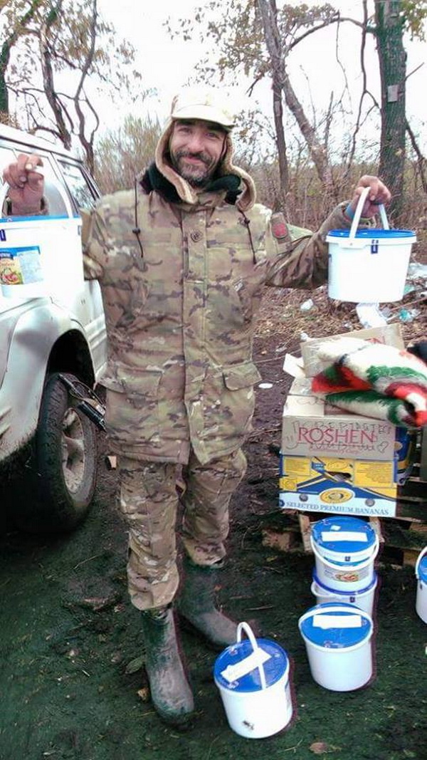 Чернівецькі «Волонтери за Батьківщину» відправили майже 700 кг смаколиків на передову