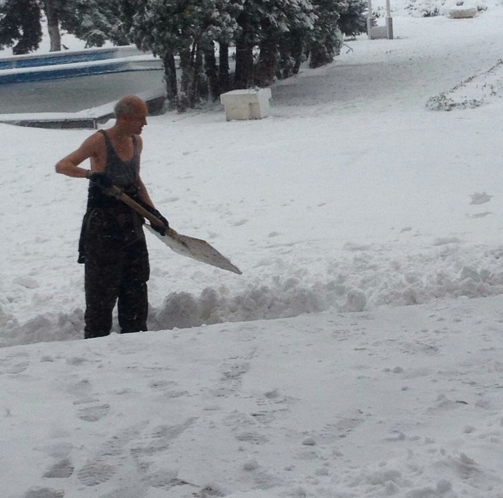 У центрі Чернівців чоловік у майці прибирав сніг (ФОТО)