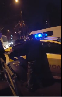 У Чернівцях люди блокували поліцейську автівку (ВІДЕО) ОНОВЛЕНО