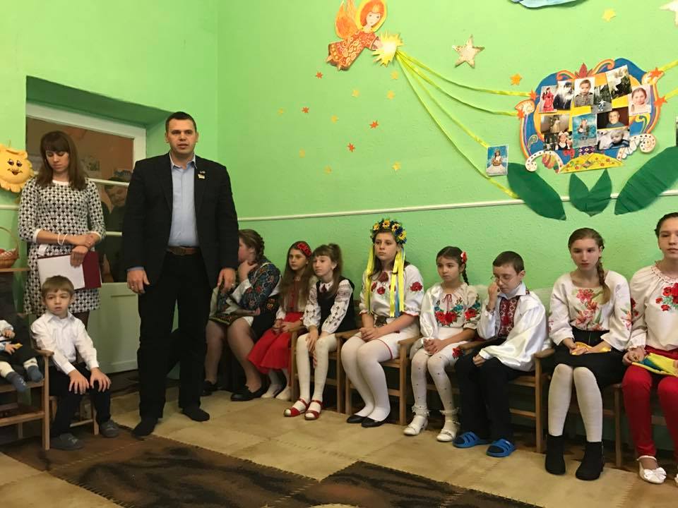 Буковинський «батьківщинівець» відвідав дітей з інвалідністю