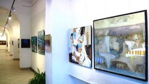 На виставці 'Арт-акт' у Чернівцях зібрали картини художників-абстракціоністів з усієї України (ВІДЕО)