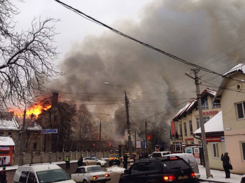 Пивзавод у Чернівцях, який,  ймовірно, загорівся через безхатьків, гасять кілька бригад пожежників (ВІДЕО+ФОТО)