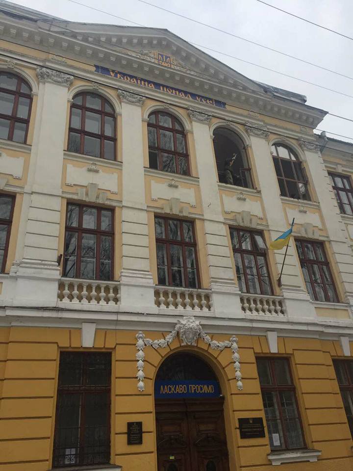 Чернівецька гімназія Ірини Вільде і Петера Деманта позбувається історичних вікон