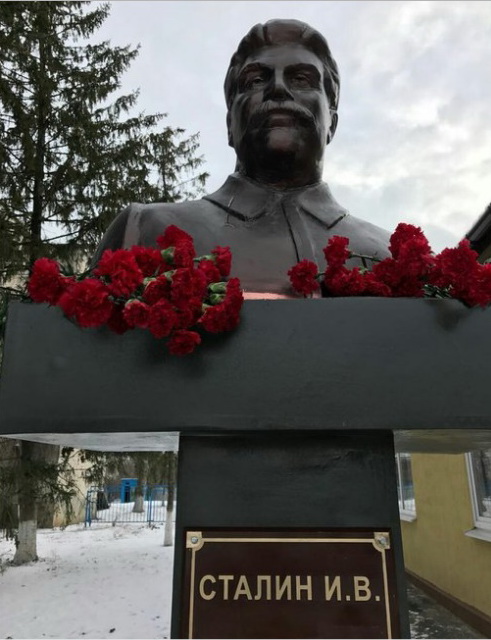 У російському селі встановили пам'ятник Сталіну