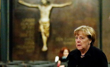 У переддень Різдва канцлер Німеччини Ангела Меркель  купила в супермаркеті  на 100 євро картоплю, масло, сир, перець і коробку цукерок 