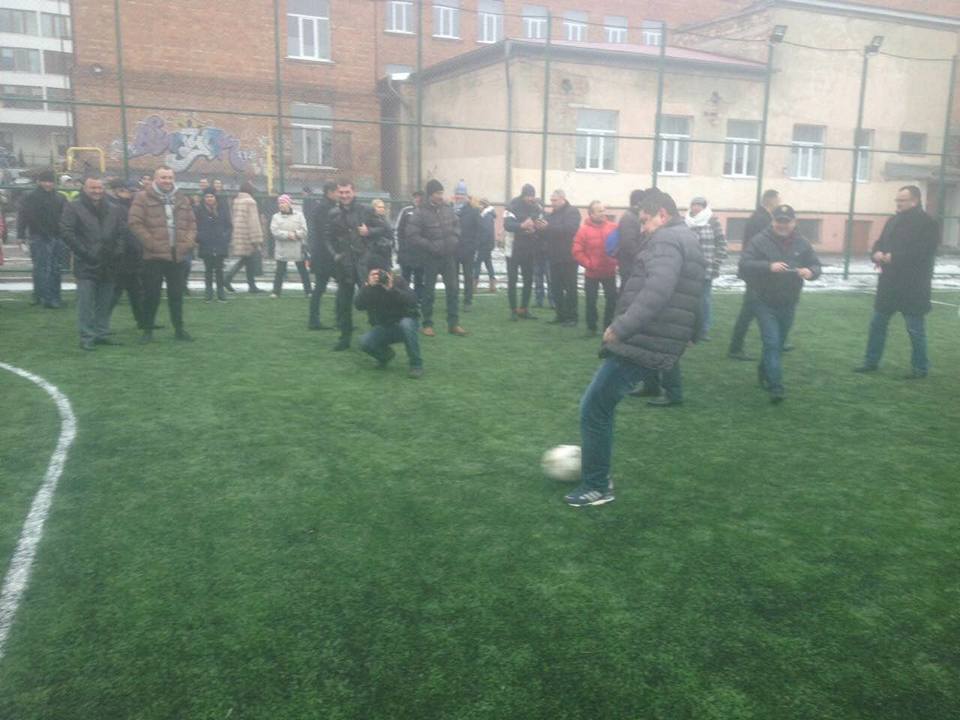 На урочистому відкритті стадіону для міні-футболу у Чернівцях лідер парламентської фракції зробив символічний удар по м'ячу