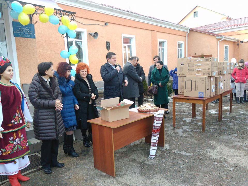 Понад дві сотні комп'ютерів від міністра освіти Лілії Гриневич отримали  школи 204-го виборчого округу і додатково шість десятків - Герцаївський район
