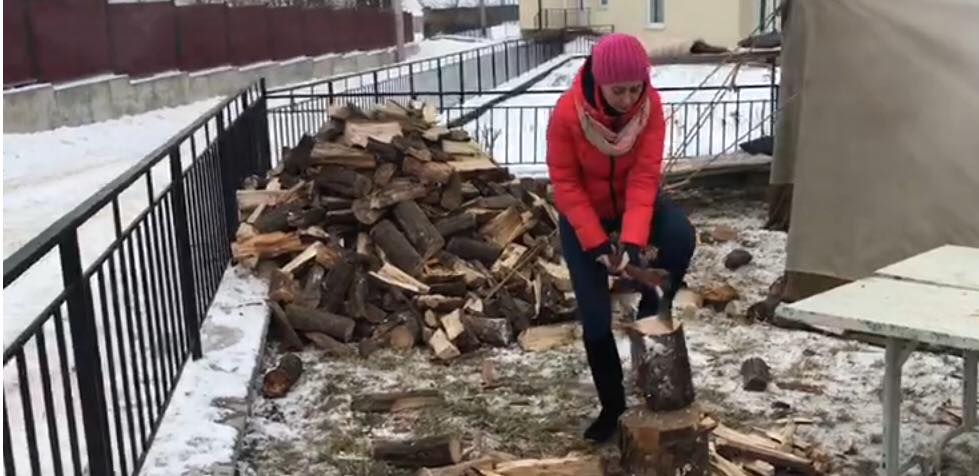Депутат Аліна Олевич нарубала дров у Чернівцях