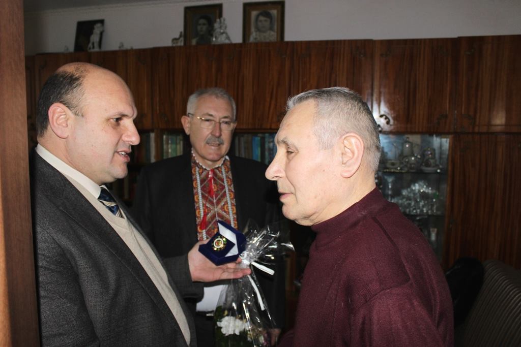 Багаторічного  керівника крайового проводу НРУ Бурденюка Іван Мунтян нагородив почесною відзнакою 'За заслуги перед Буковиною' 
