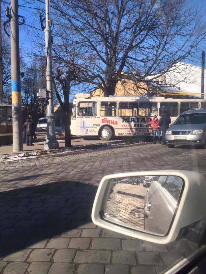 На Головній у новопривезеного тролейбуса відмовили  гальма, а біля «Кварцу» згоріла автівка