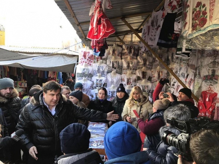 Саакашвілі приїхав у Чернівці на Калинівський базар за вишиванкою і відвідав Дяківці на Герцаївщині