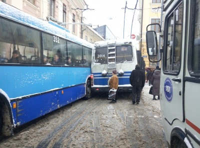 Чернівчанам довелося штовхати тролейбуси, які не розминулися через снігову негоду