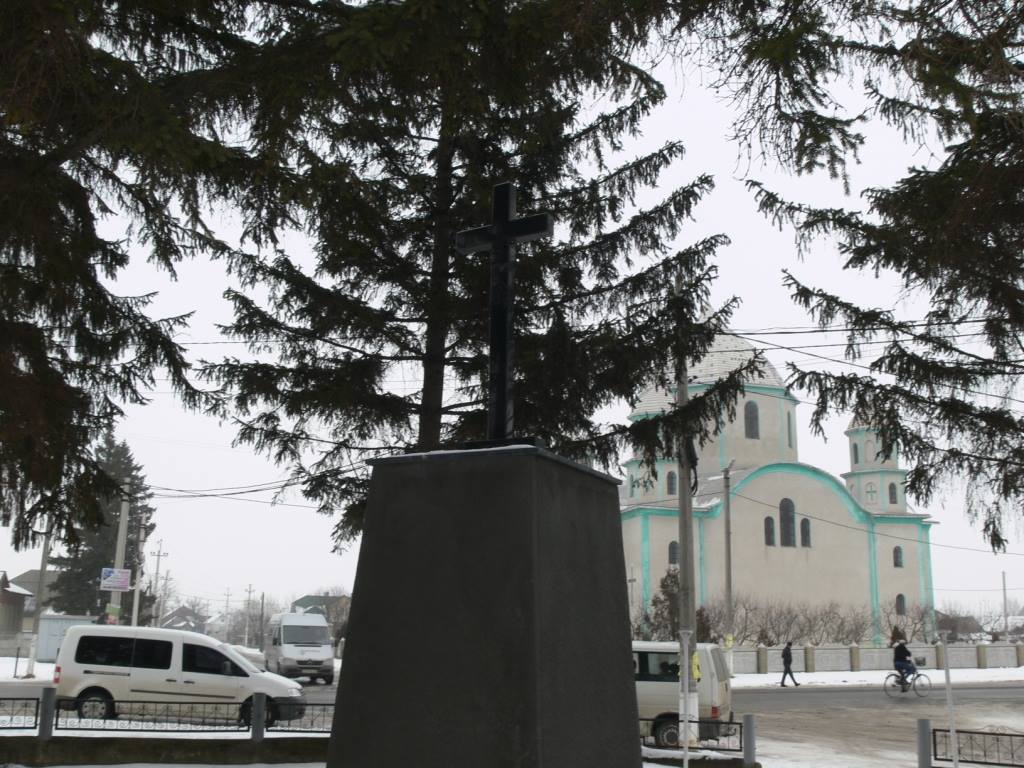 У Тарасівцях на постаменті, де стояв Ленін, встановили гранітний хрест