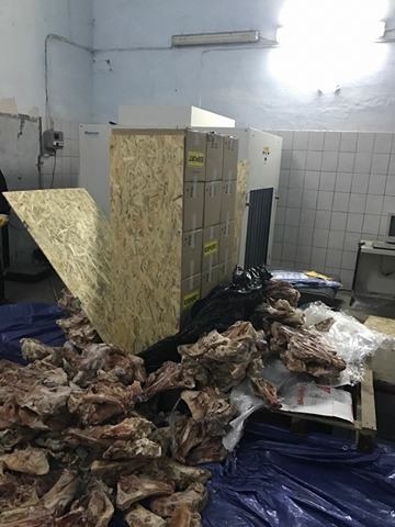 На кордоні вилучили сто ящиків цигарок, захованих серед мороженої свинини