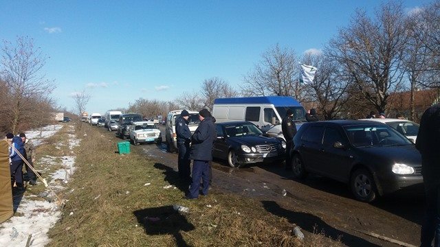 На Буковині перекрили трасу на Румунію, бо водії-пересічники хочуть вільно їздити на своїх авто Україною