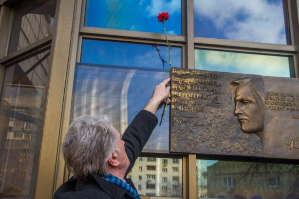 У Києві за участі Віктора  Ющенка встановили пам'ятний меморіальний знак буковинцю Володимиру Івасюку