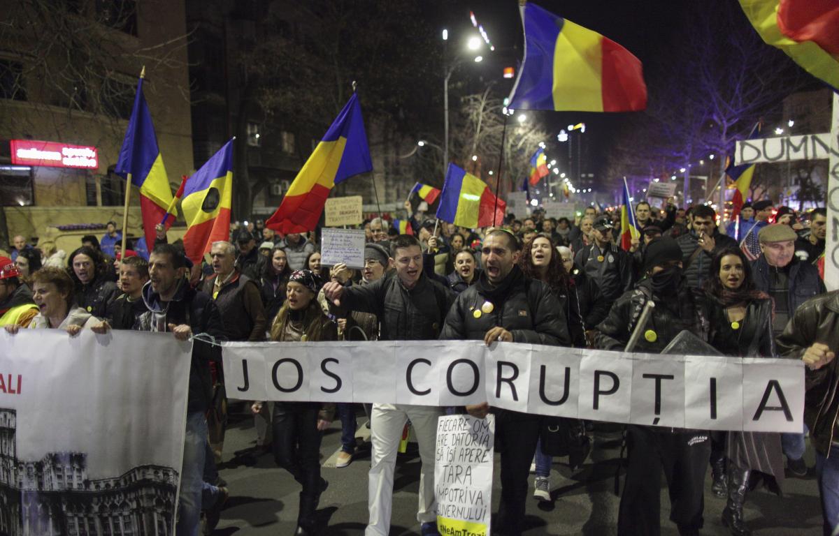 'Румунія, прокинься!' У країні вийшли на новий багатотисячний антикорупційний протест з вувузелами