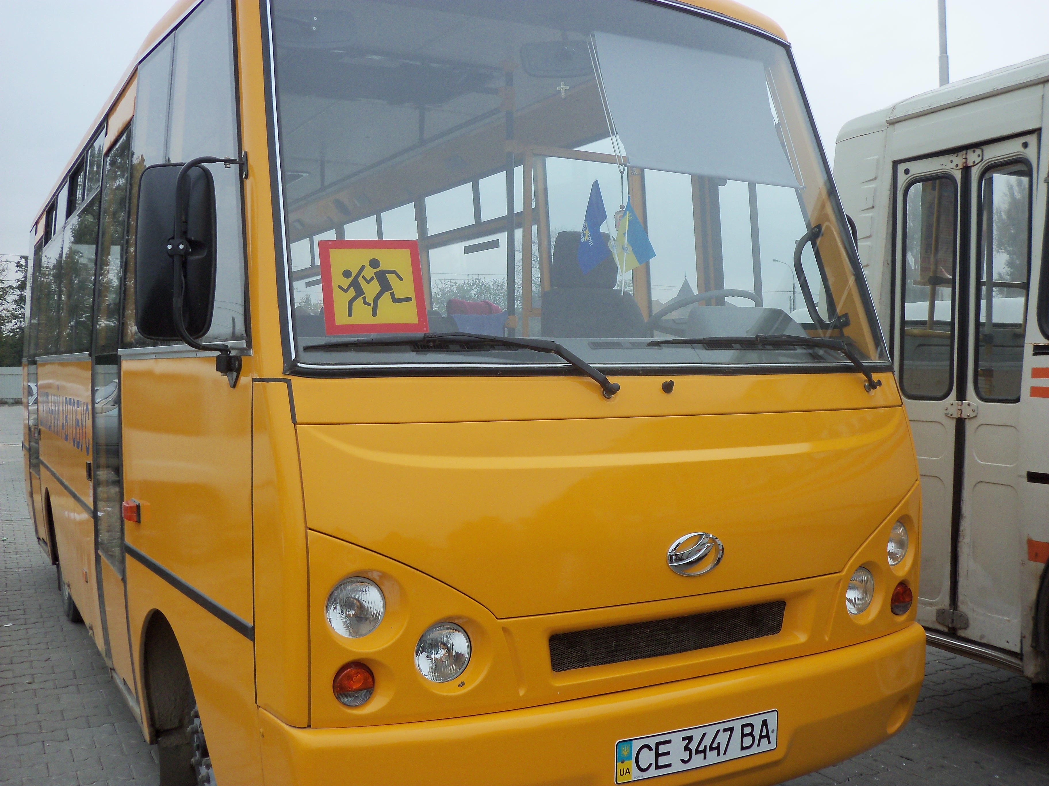 Лобове скло шкільного автобусу, який привіз дітей на осіннє свято, прикрашав прапорець Партії регіонів 