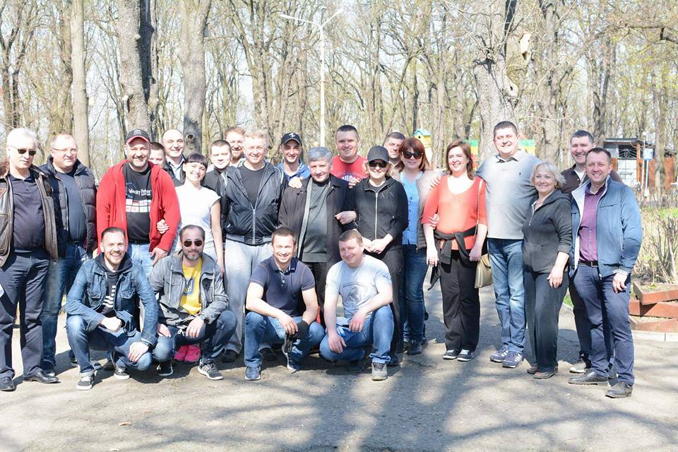 Лідер парламентської фракції 'Народного фронту' з друзями прибирали парк імені Федьковича у Чернівцях 
