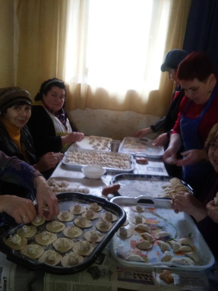 Чернівецькі «Волонтери за Батьківщину» відправили на передову передвеликодні смаколики