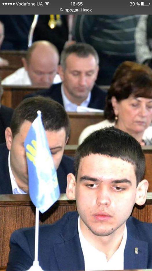 Звідки у націоналіста-'свободівця' Ілюка прапор Партії регіонів і портрет Януковича?
