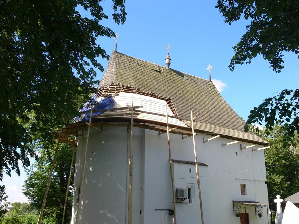 В старовинній Іллінській церкві, де молився гетьман Пилип Орлик,  завершили ремонт даху 