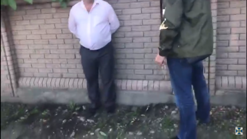 На Буковині СБУ затримала слідчого  поліції на хабарі 600 доларів  (+відео)