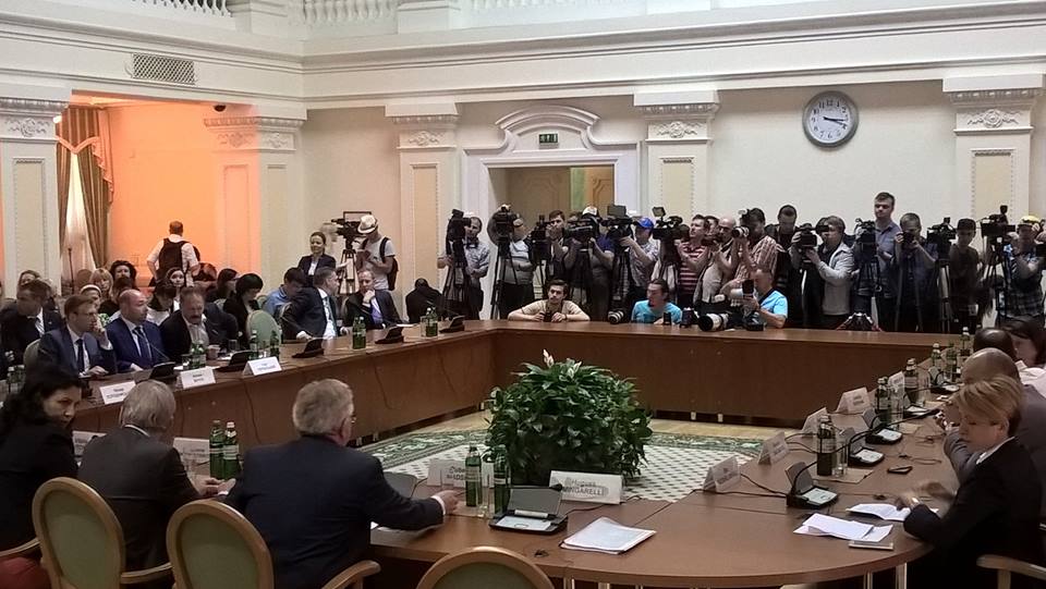 Єврокомісар Ган: Ми з радістю надаємо допомогу Україні в боротьбі з корупцією, але ми очікуємо результатів