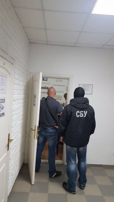 СБУ затримала на хабарі начальника відділу Чернівецької міськради
