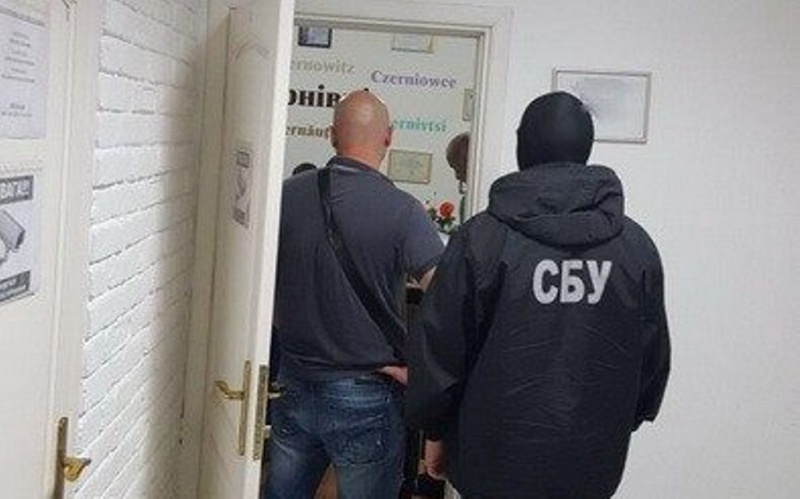 Чиновниці Чернівецької міськради, яку зловили на хабарі, оголошено про підозру