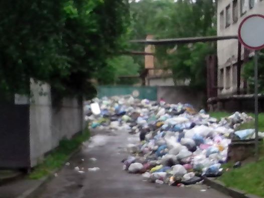 'Згадується Камю...'  'Блок Порошенка' у ВР закликав Садового негайно вирішити проблему зі сміттям у місті або  піти з посади мера Львова 