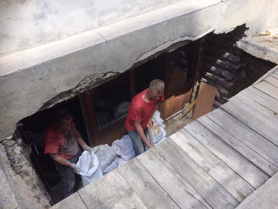 Мешканці  вул.А.Кохановського вимагають зупинити незаконний капітальний ремонт у будинку №5  