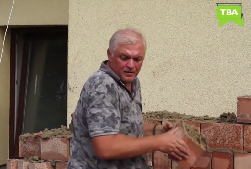 У Чернівцях депутат фракції 'Рідне місто' розбирав стіну будинку сусідів
