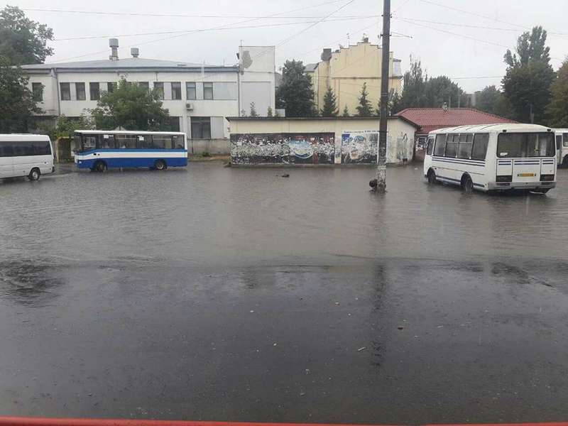 Злива наробила трохи збитків у Садгорі, затопила Калинівський ринок, автостанцію на Садовій і сходи будинку на Університетській, 13  (+ВІДЕО)