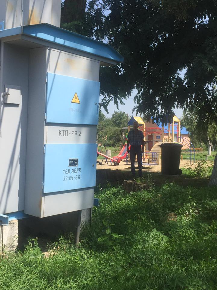 'Будь-якої миті від струму можуть загинути дитина чи дорослий': активіст виявив у Садгорі дитячий майданчик біля небезпечної трансформаторної будки (оновлено)
