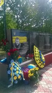 На Хотинщині відкрили меморіальну дошку Герою АТО Леоніду Дергачу
