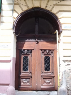 У Чернівцях відновили унікальні старовинні ворота будинку на вулиці Гоголя 