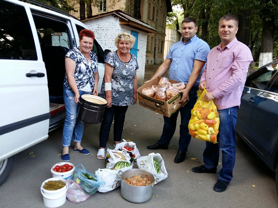 Чернівецькі «Волонтери за Батьківщину» влаштували святковий обід бійцям-пацієнтам лікарні