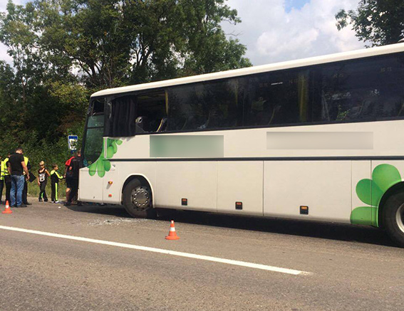 У Чернівцях не розминулися пасажирський автобус і вантажівка (ФОТО)