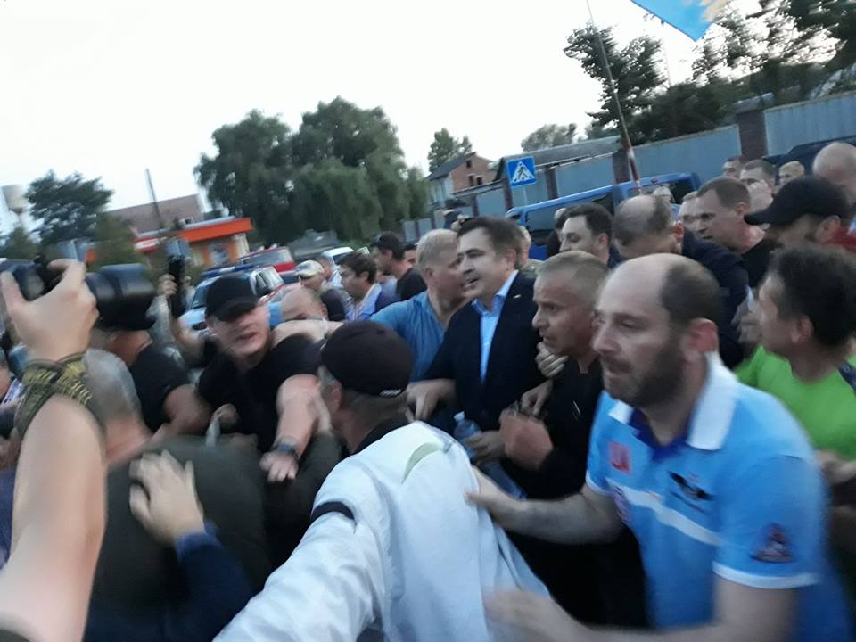 Натовп буквально вніс Саакашвілі на українську сторону: з'явилося відео прориву